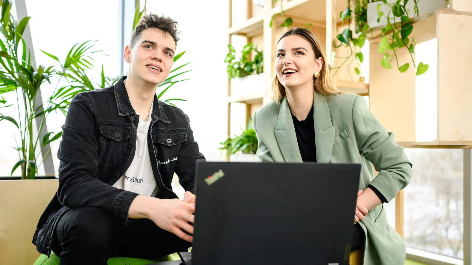 Talentlab, mand og kvinde sidder foran computer 